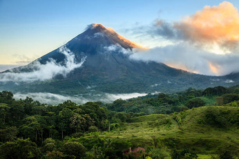 VOLCAN, BOSQUE Y PLAYA